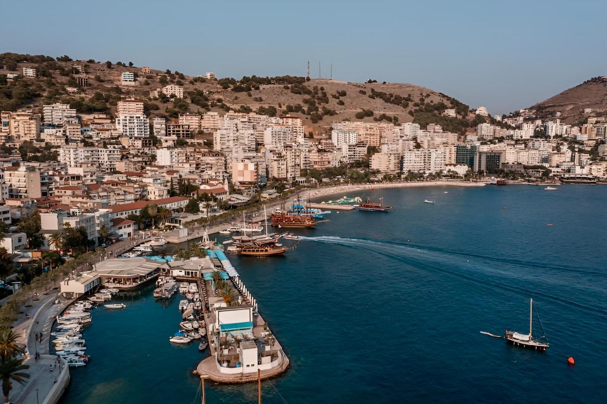 Sea Breeze Apartment Sarande Bagian luar foto